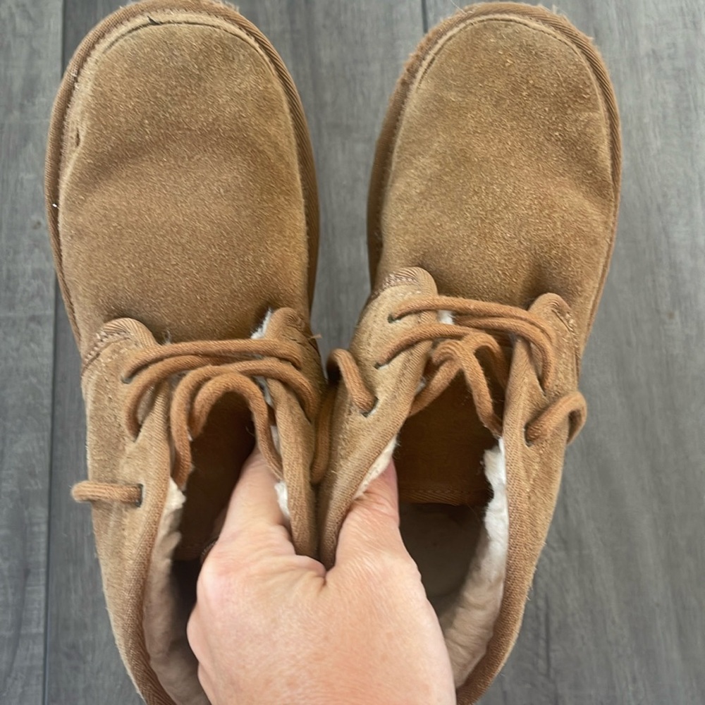Used tie Uggs. Kids size 3